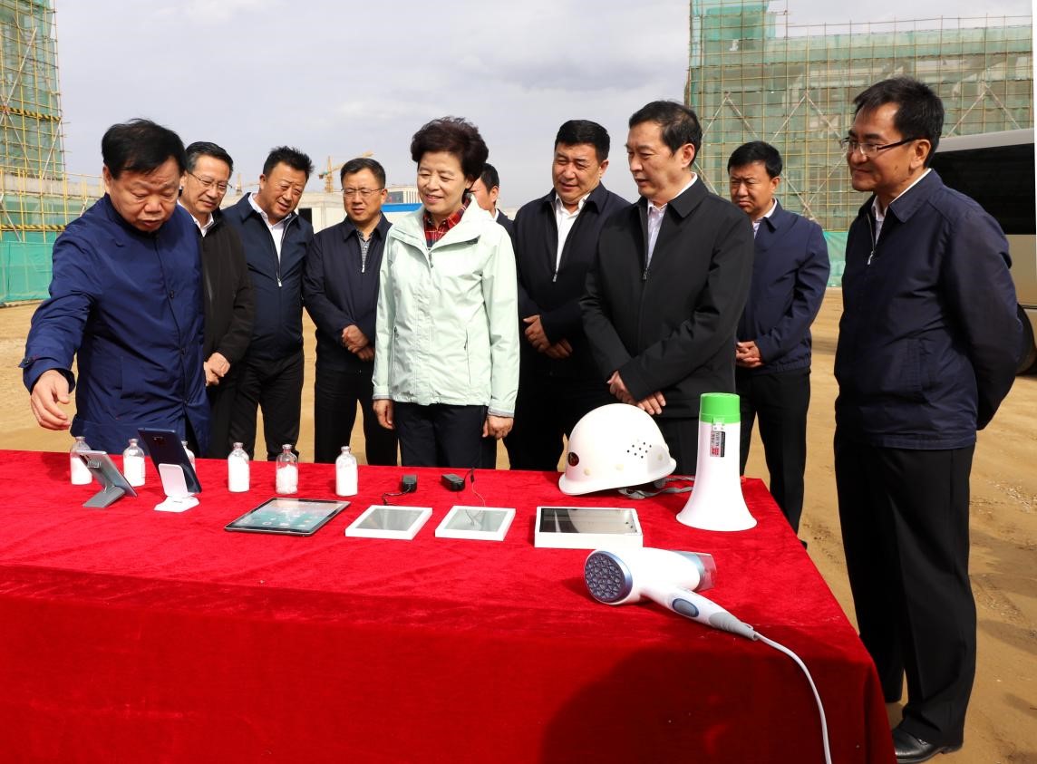 2019年10月12日   自治區(qū)主席咸輝視察中星建設(shè)現(xiàn)場(chǎng)